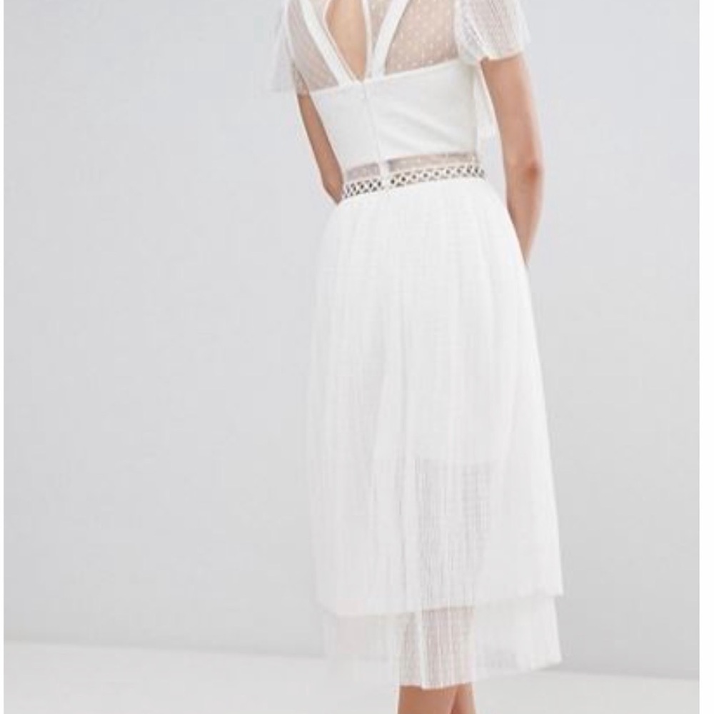 Chic White Midi Dress with Lace Details - Picture 2 of 9